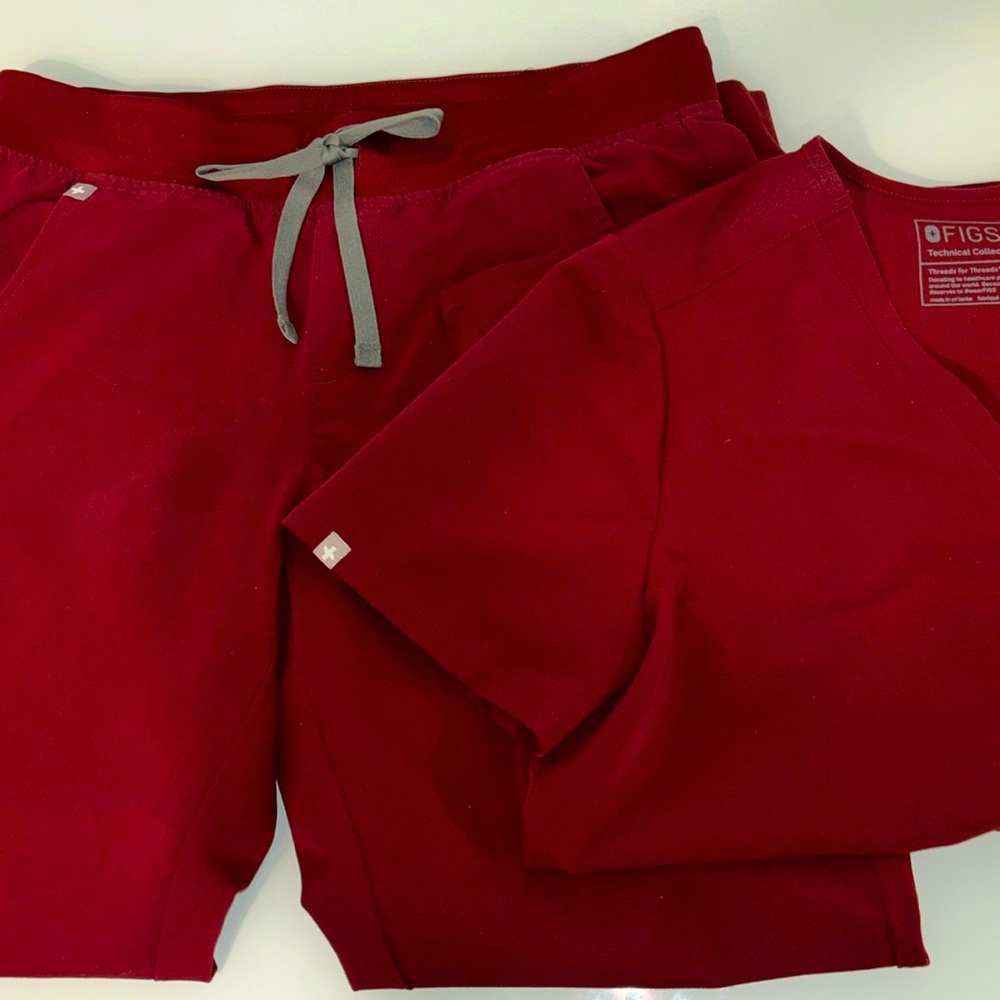FIGS - Medium set in color burgundy